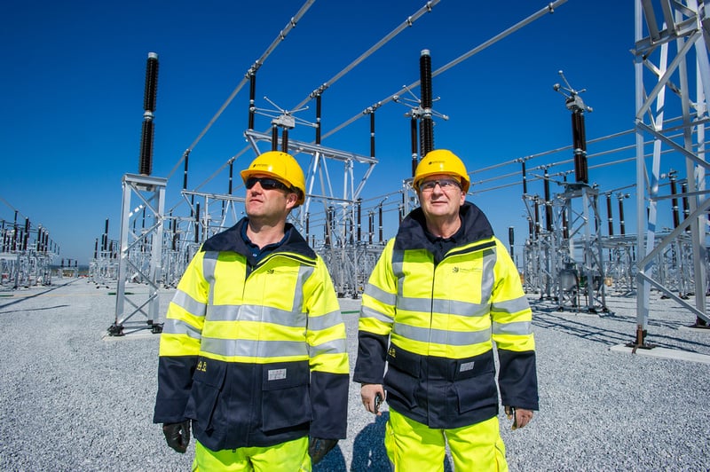 Two SSEN Transmission employees in PPE.
