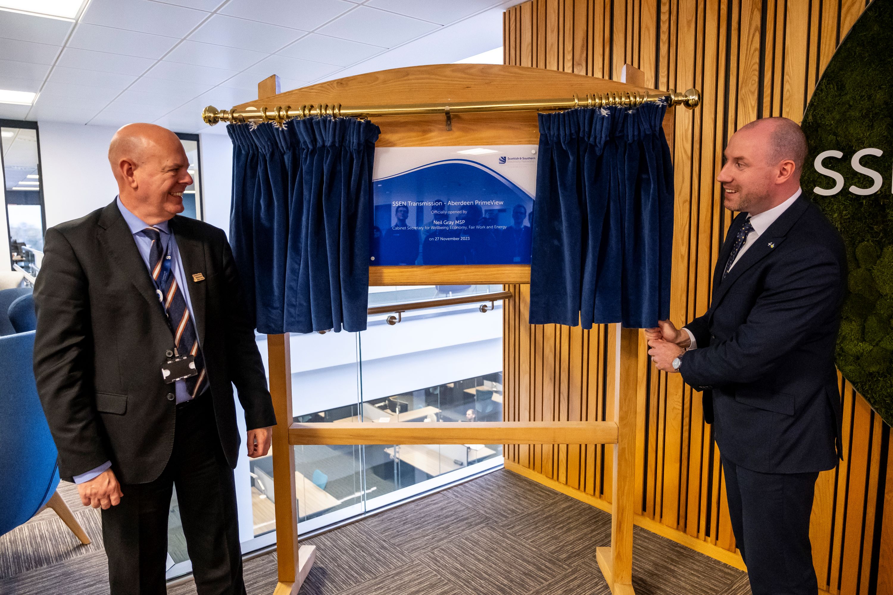 SSEN Transmission_Neil Gray MSP (right) unveils a new plaque to mark the opening with SSEN Transmission Managing Director Rob McDonald.JPG