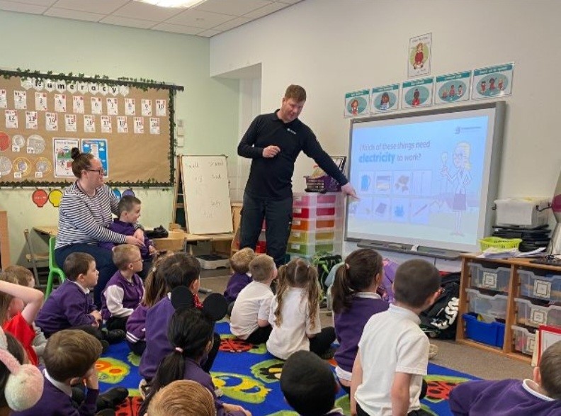 5_SSEN Transmission_Contract Manager Garry Irvine gave a talk to primary school pupils about electricity.jpg